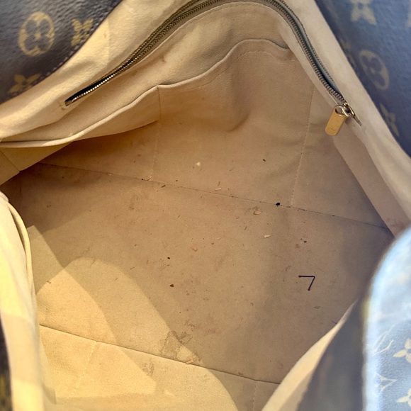 Louis Vuitton Monogram Artsy MM Shoulder Bag with Gold Accents - Picture 8 of 11